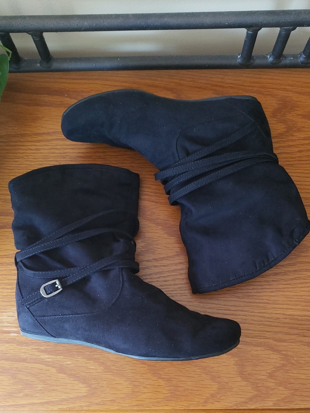 Michael Shannon Black Faux-suede Slouchy Ankle Boots with Wrap Strap Size: 7 - Picture 11 of 16